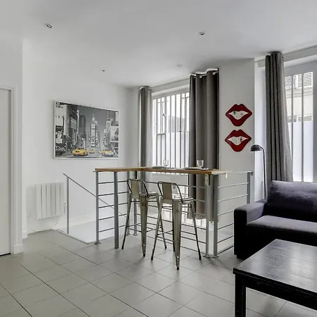 170 Angouleme Large Duplex Style Apt With1 Bdr Central Apartment *