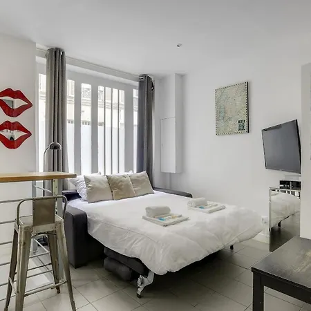 170 Angouleme Large Duplex Style Apt With1 Bdr Central